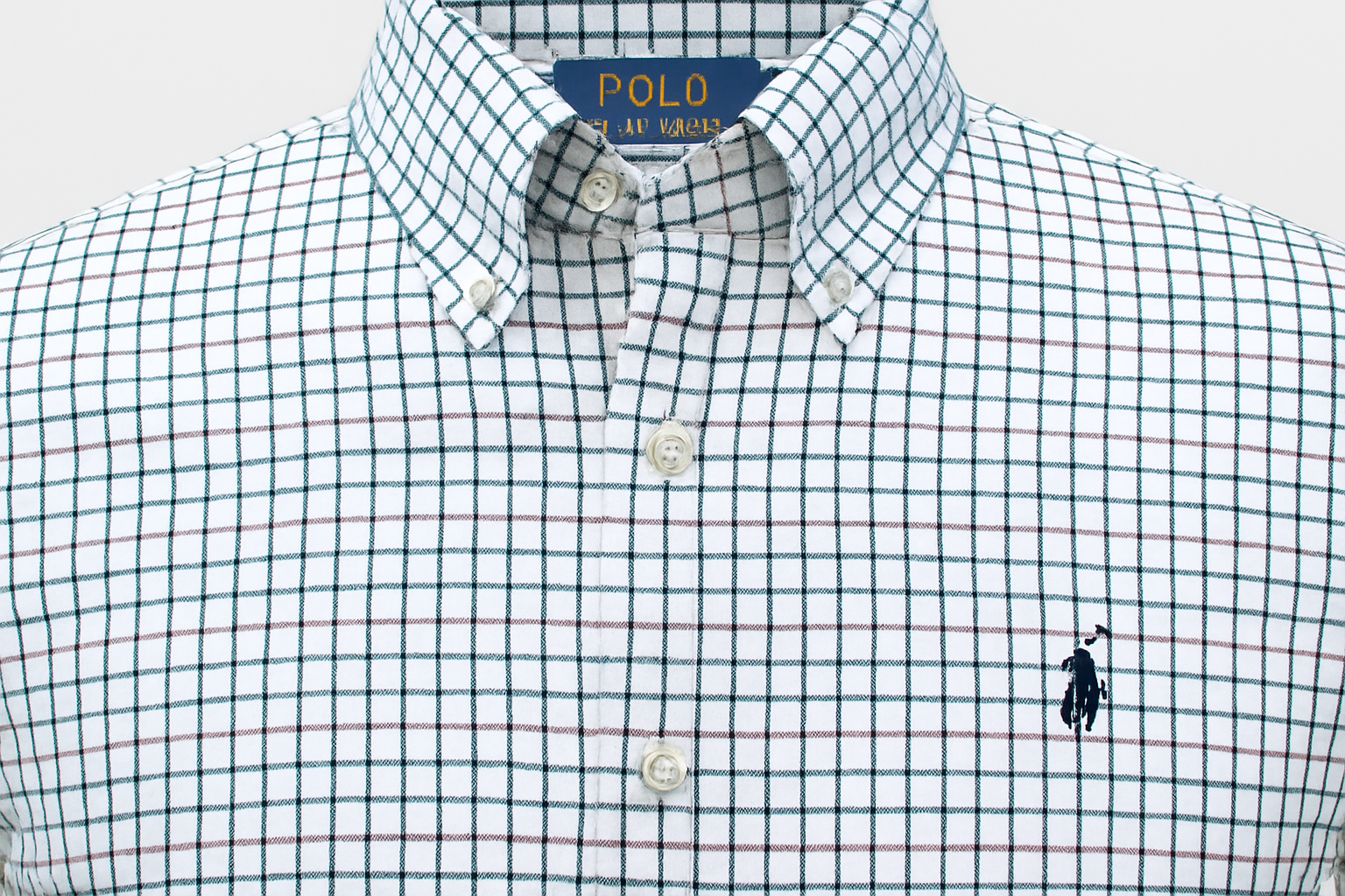 Detalle del cuello y logo