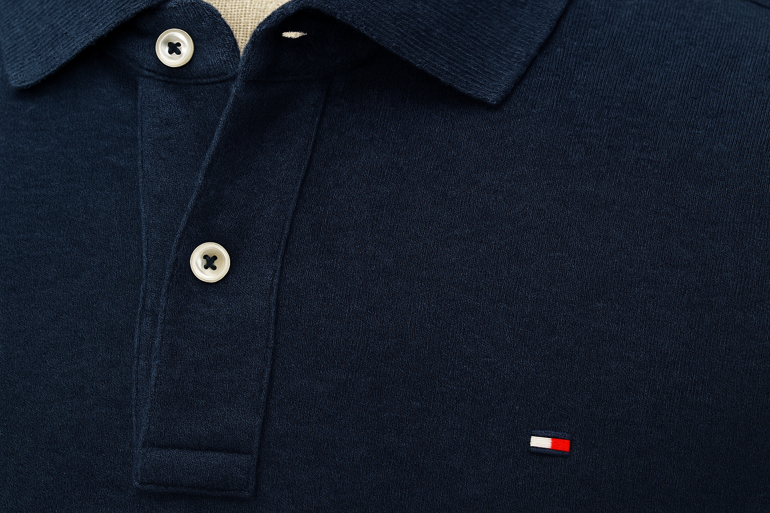 Detalle del cuello y logo