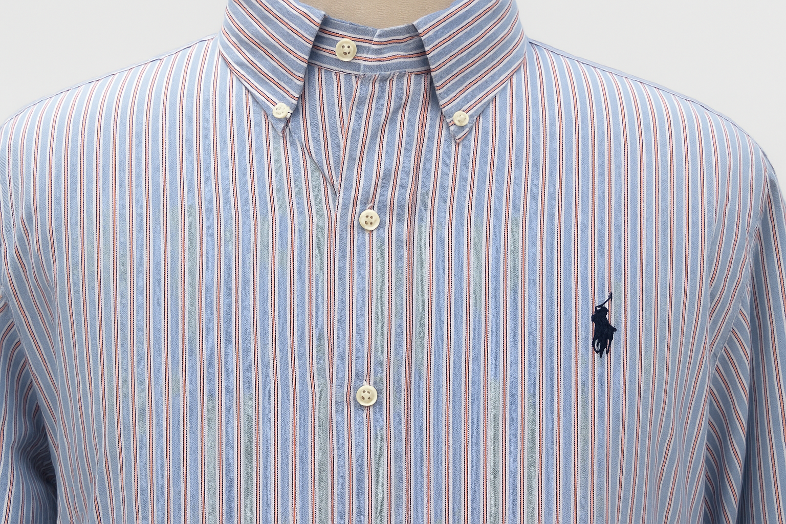 Detalle del cuello y logo