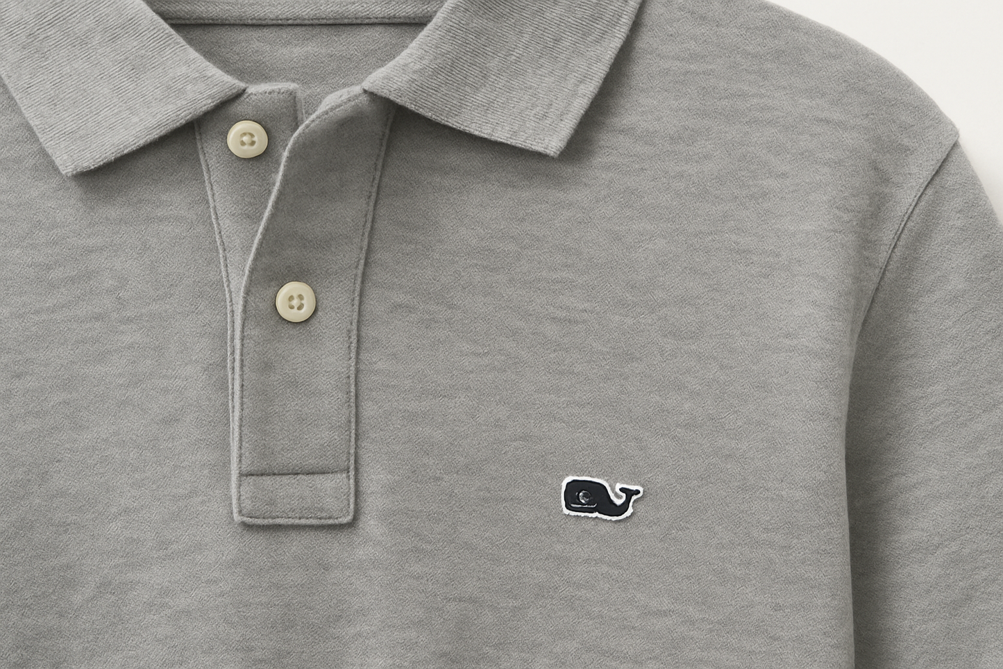 Detalle del cuello y logo