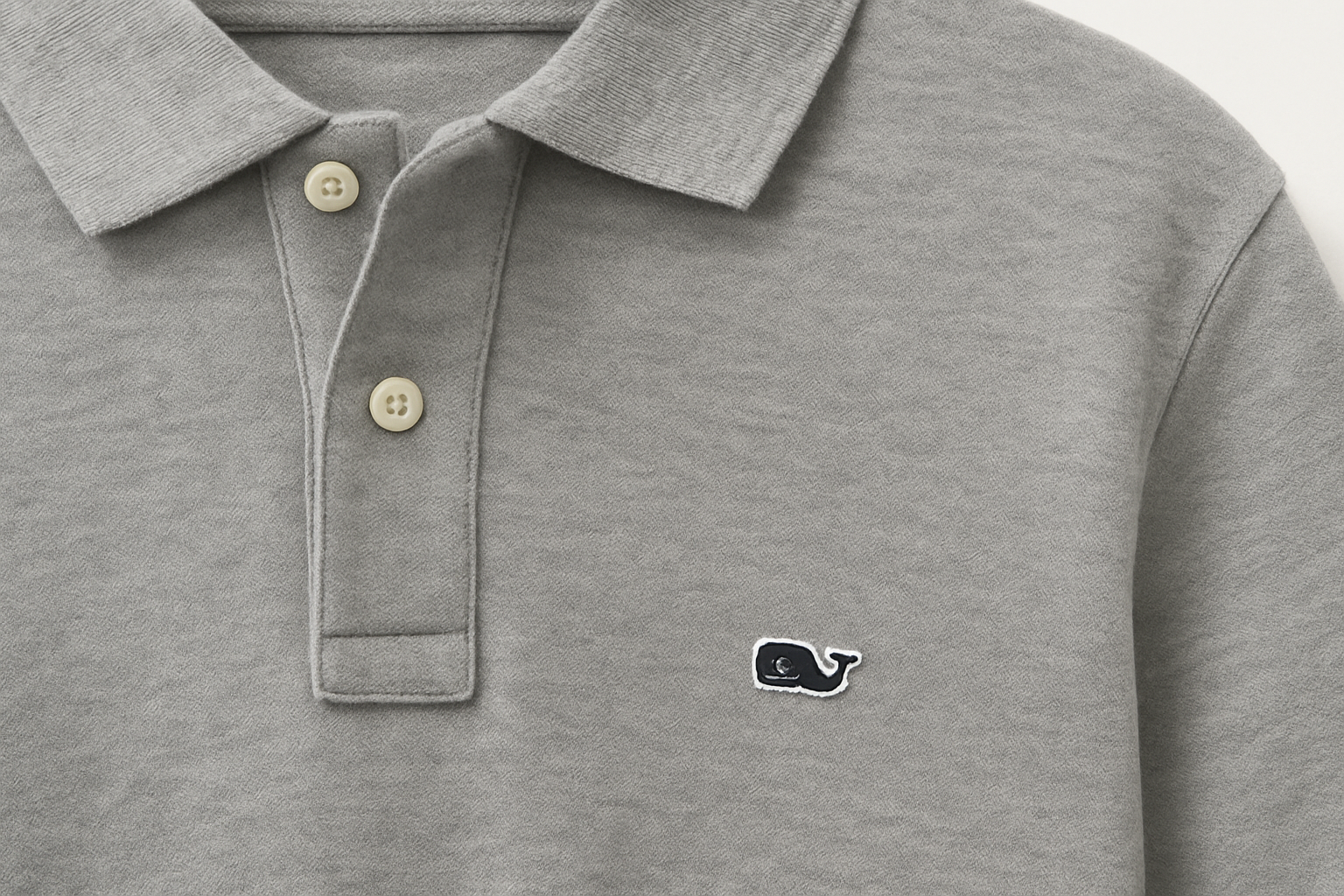 Detalle del cuello y logo