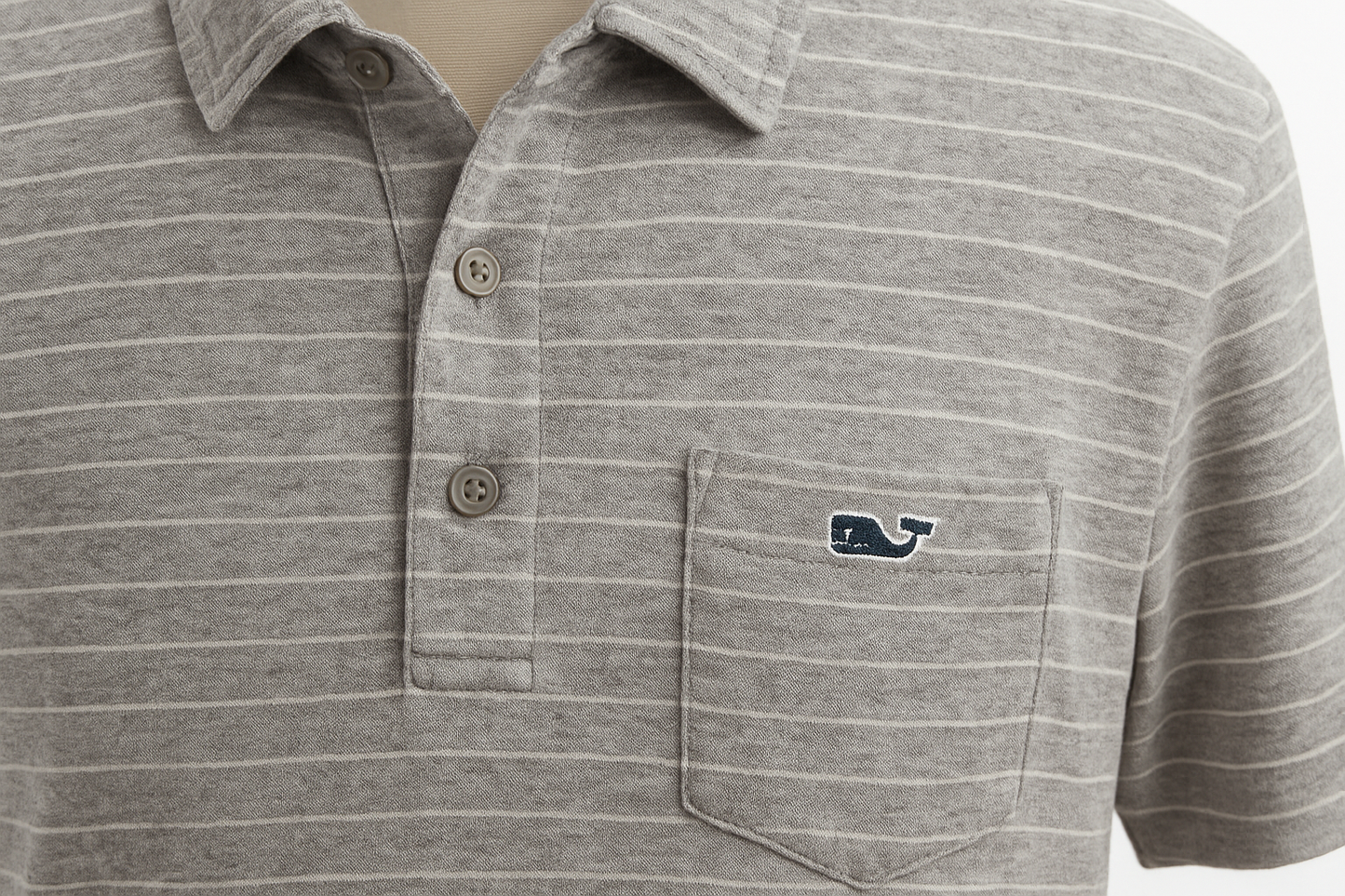 Detalle del cuello y logo