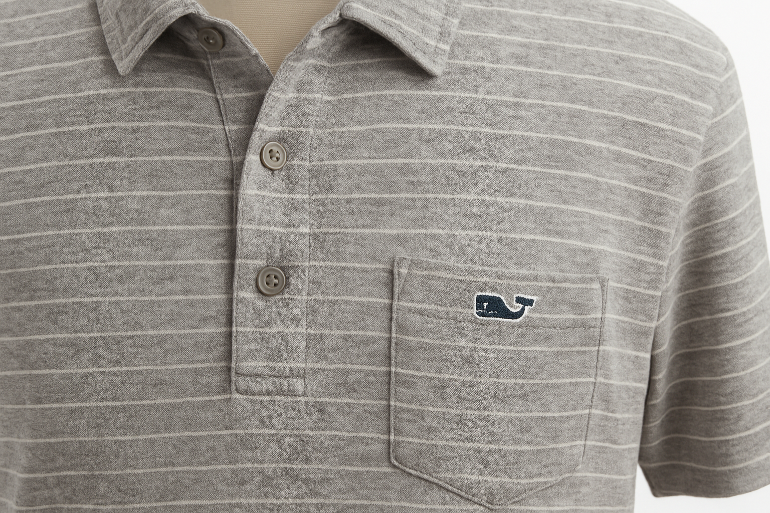 Detalle del cuello y logo