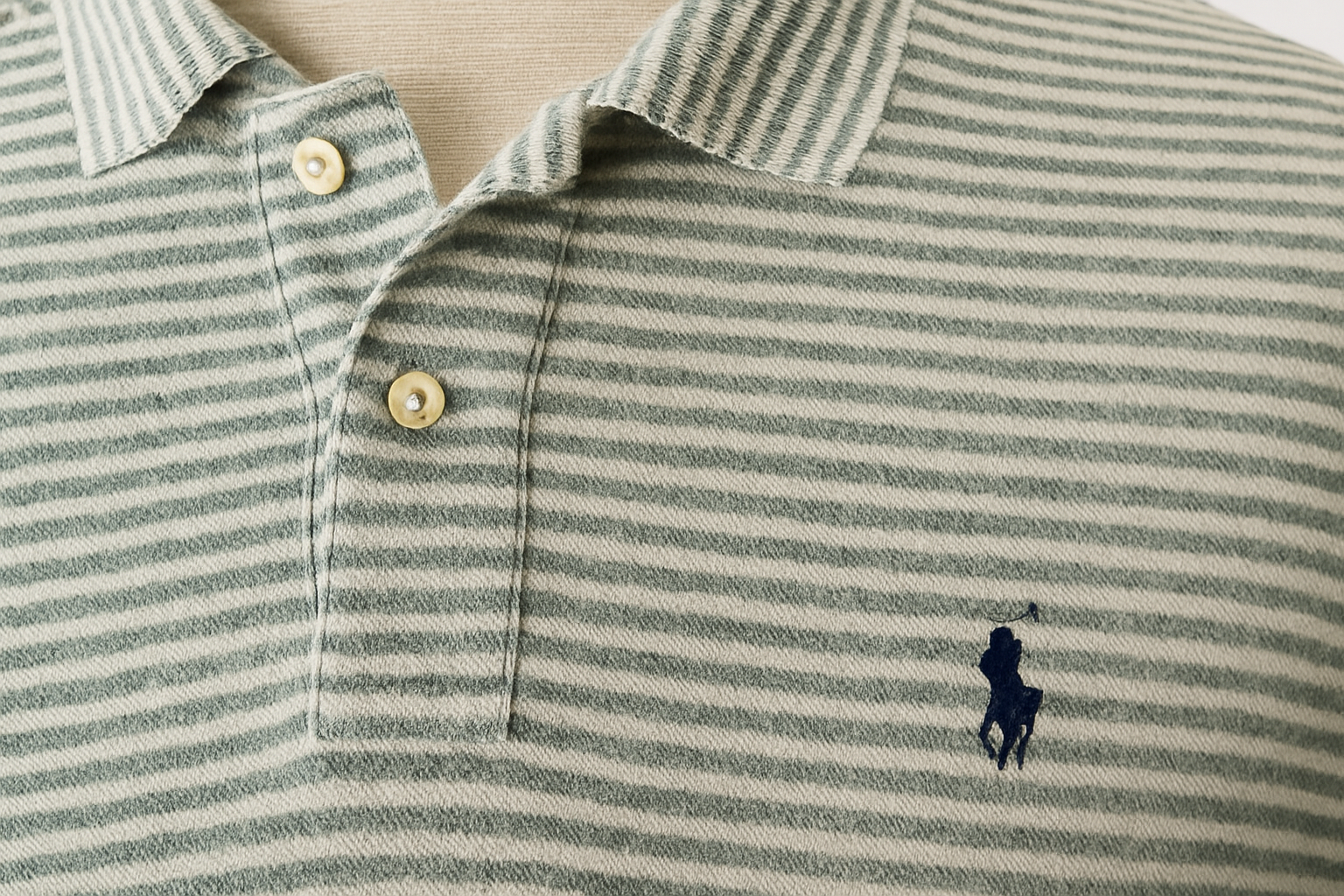 Detalle del cuello y logo