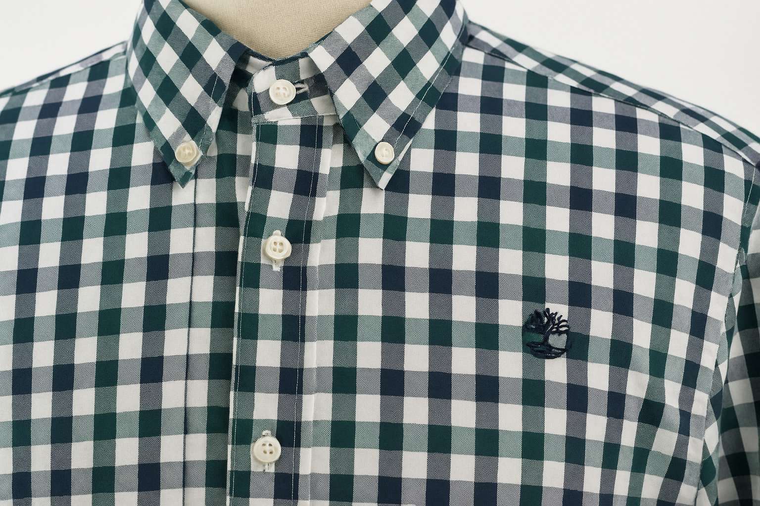 Detalle del cuello y logo