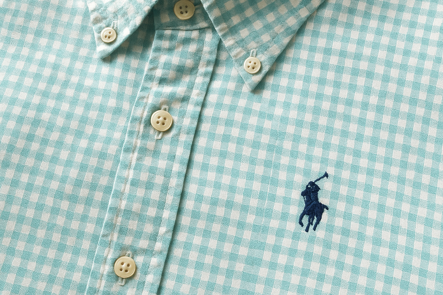 Detalle del cuello y logo