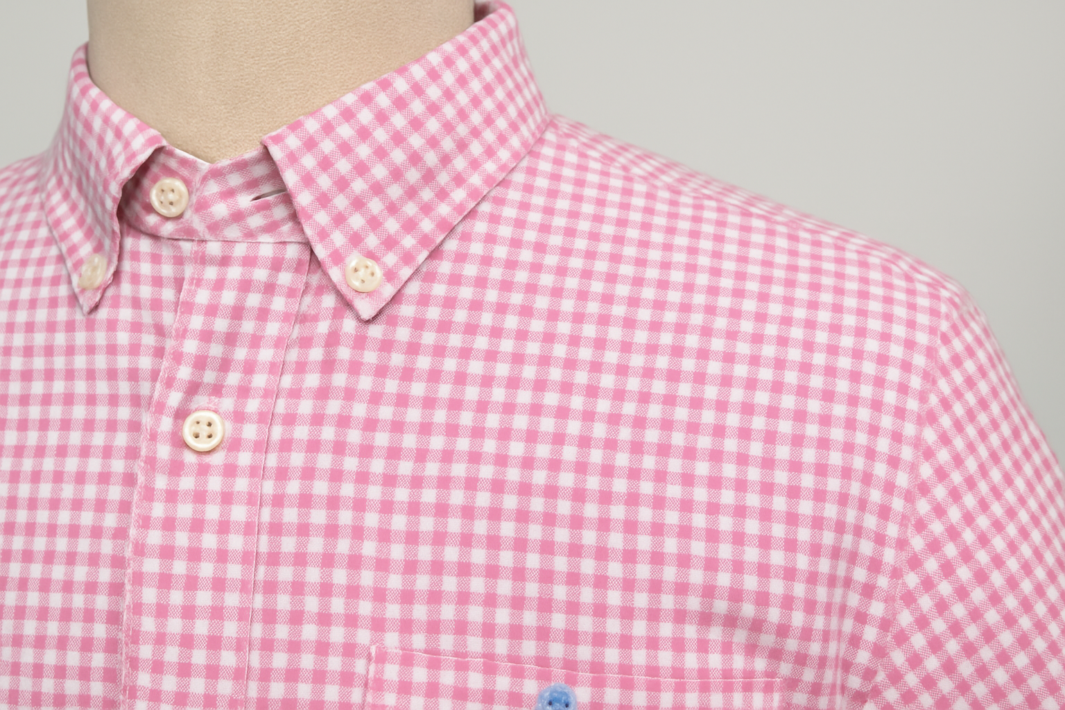 Detalle del cuello y patrón de cuadros