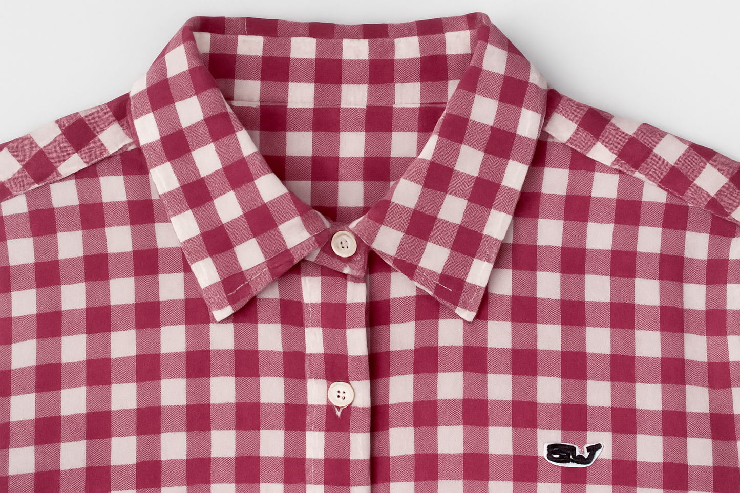 Detalle del cuello y patrón de cuadros