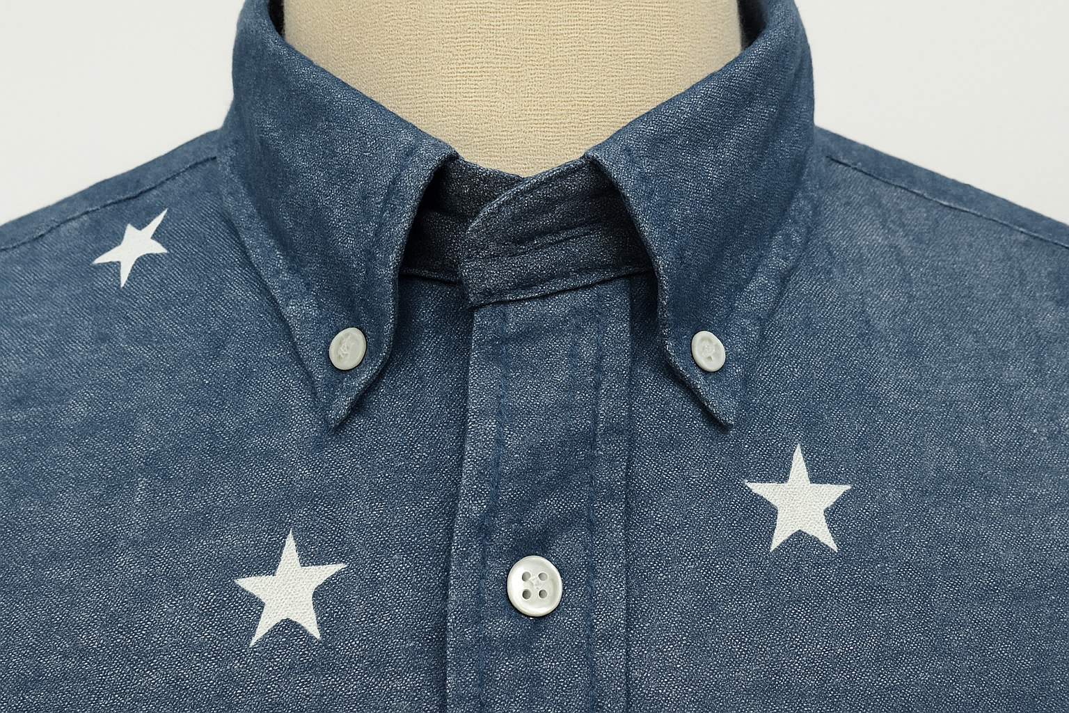 Detalle del cuello y patrón de estrellas