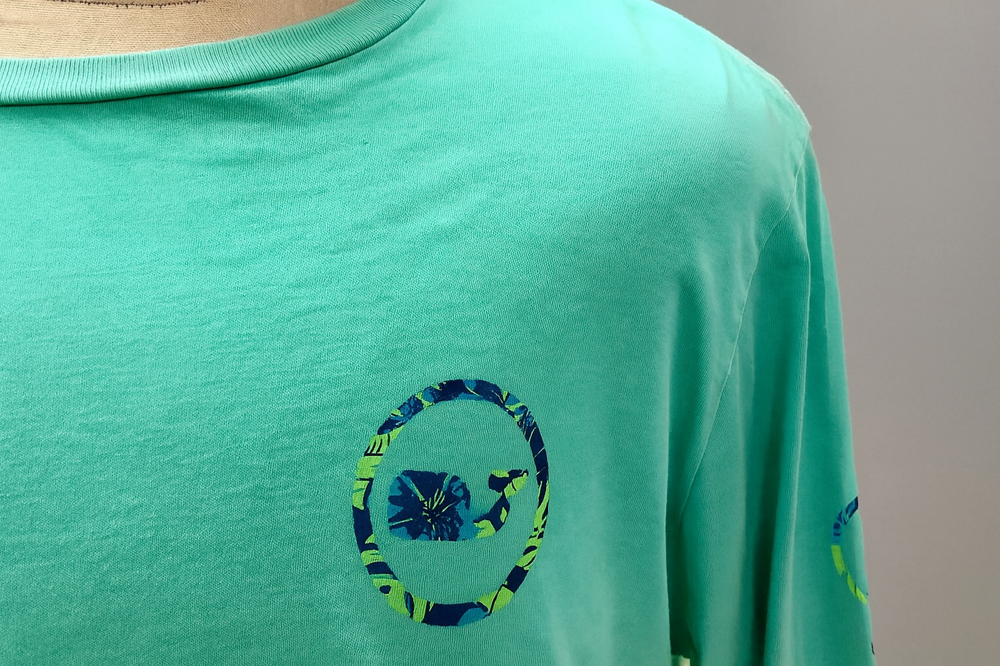 Detalle del diseño y logo