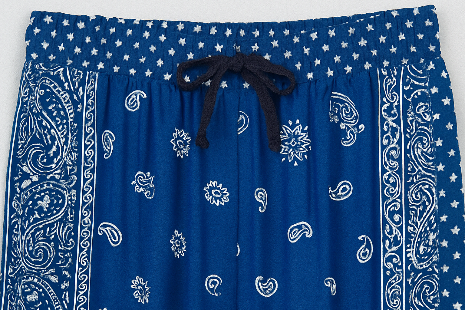 Detalle del estampado paisley y cintura