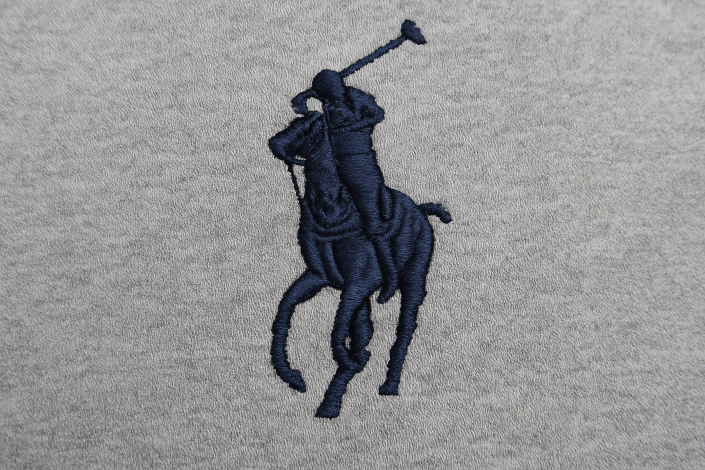 Detalle del logo - Big Pony pegado al borde