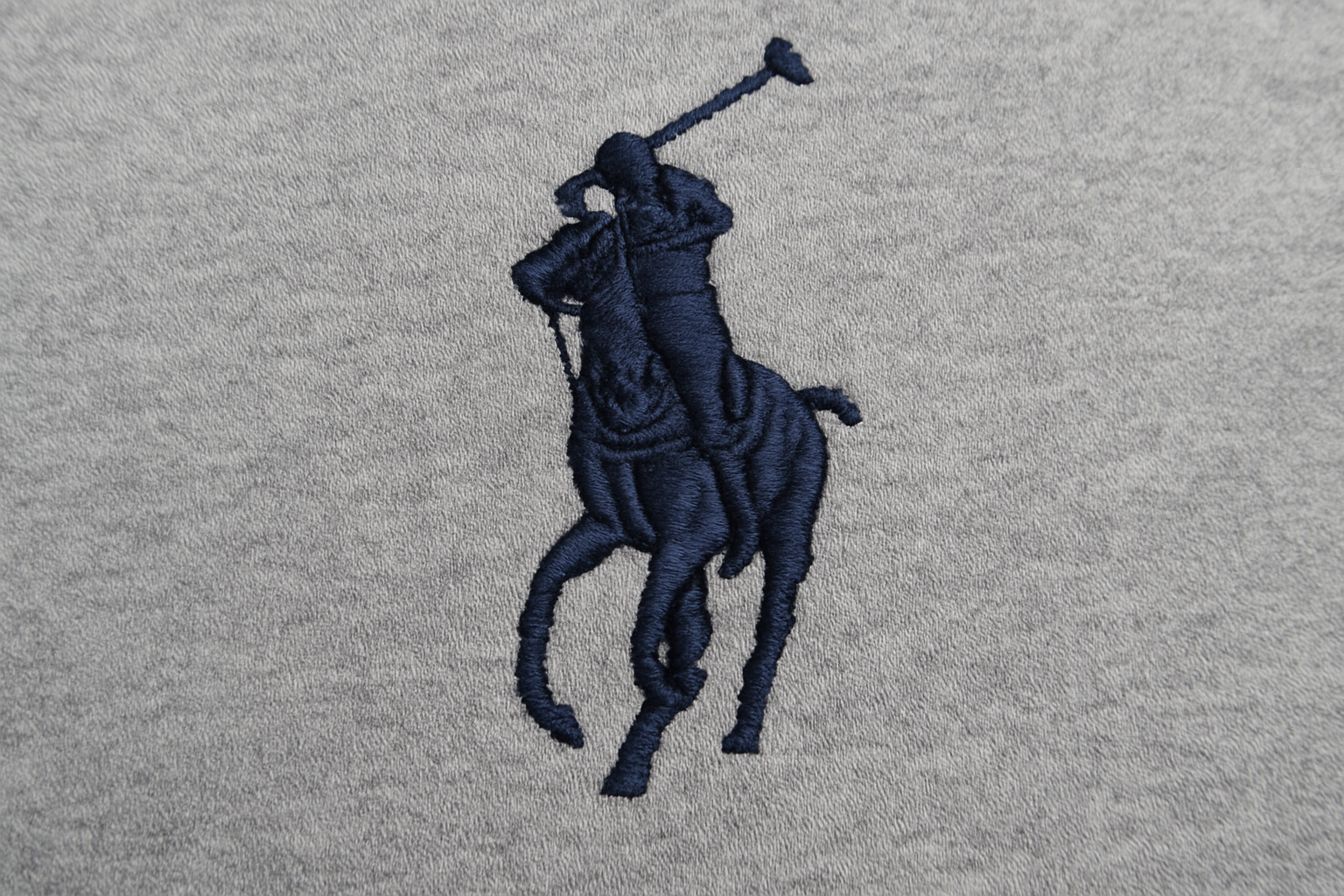 Detalle del logo - Big Pony pegado al borde