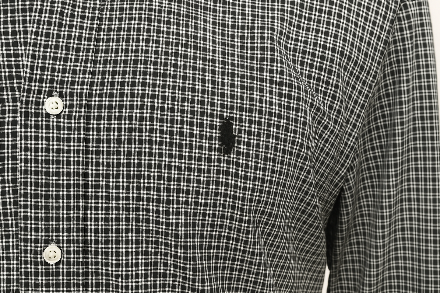 Detalle del logo negro en el pecho