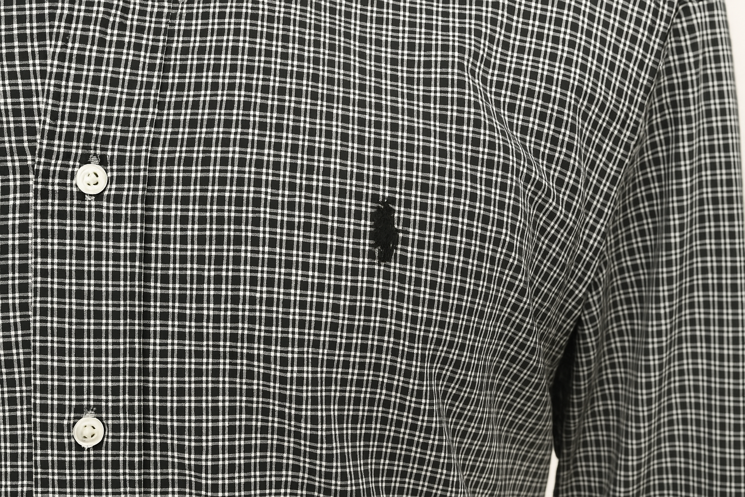 Detalle del logo negro en el pecho