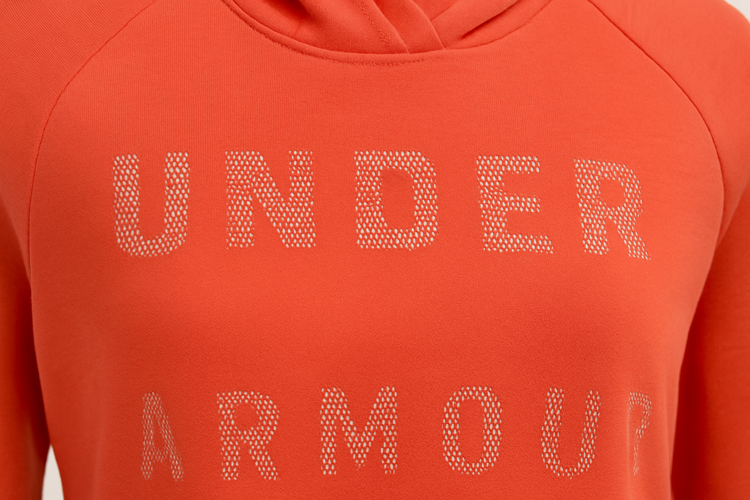 Detalle del logo perforado