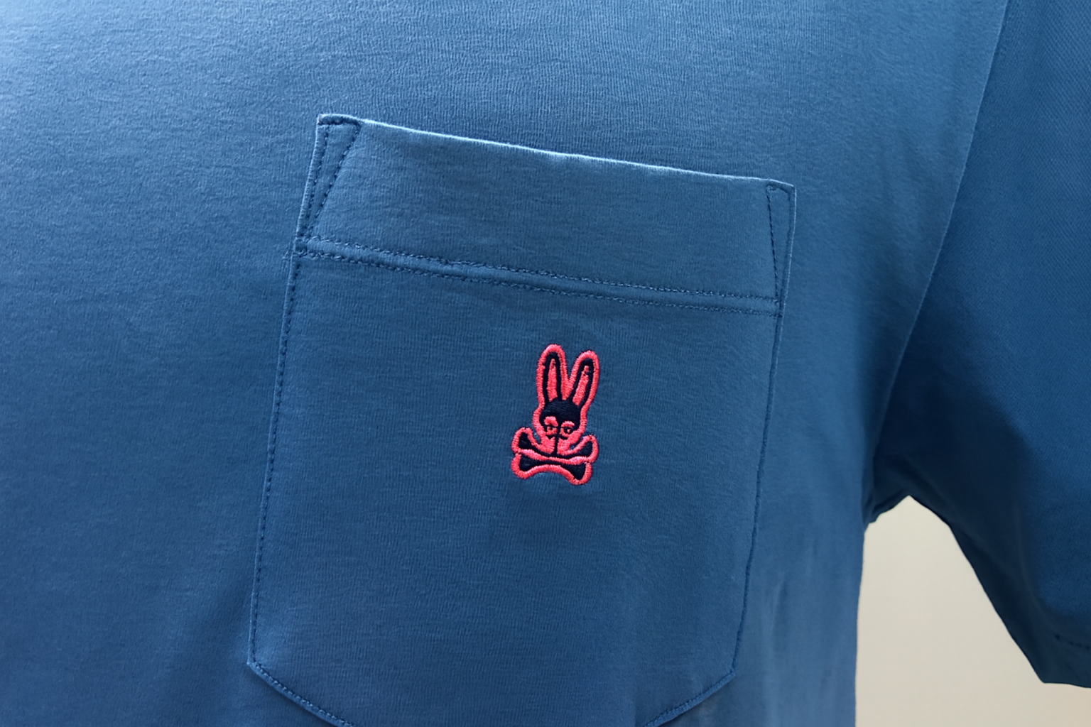 Detalle del logo rosado - Pieza nueva