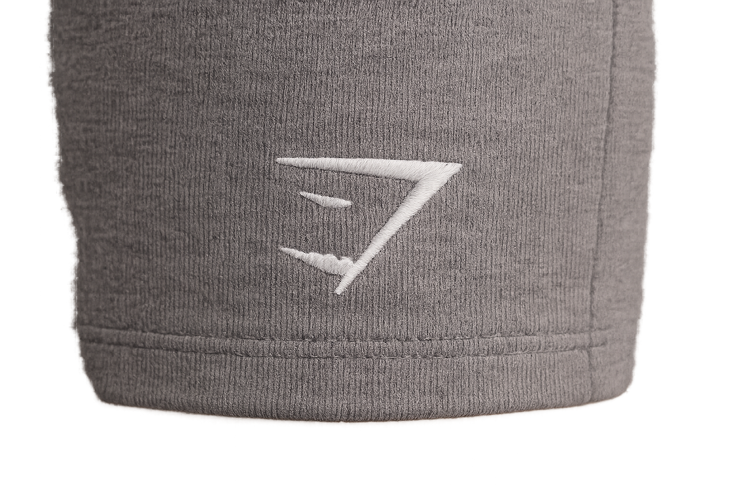 Detalle del logo - shorts más cortos