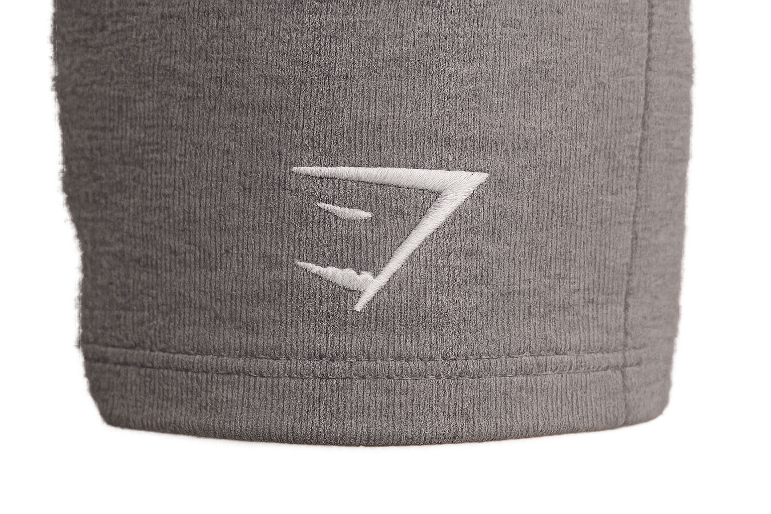 Detalle del logo - shorts más cortos