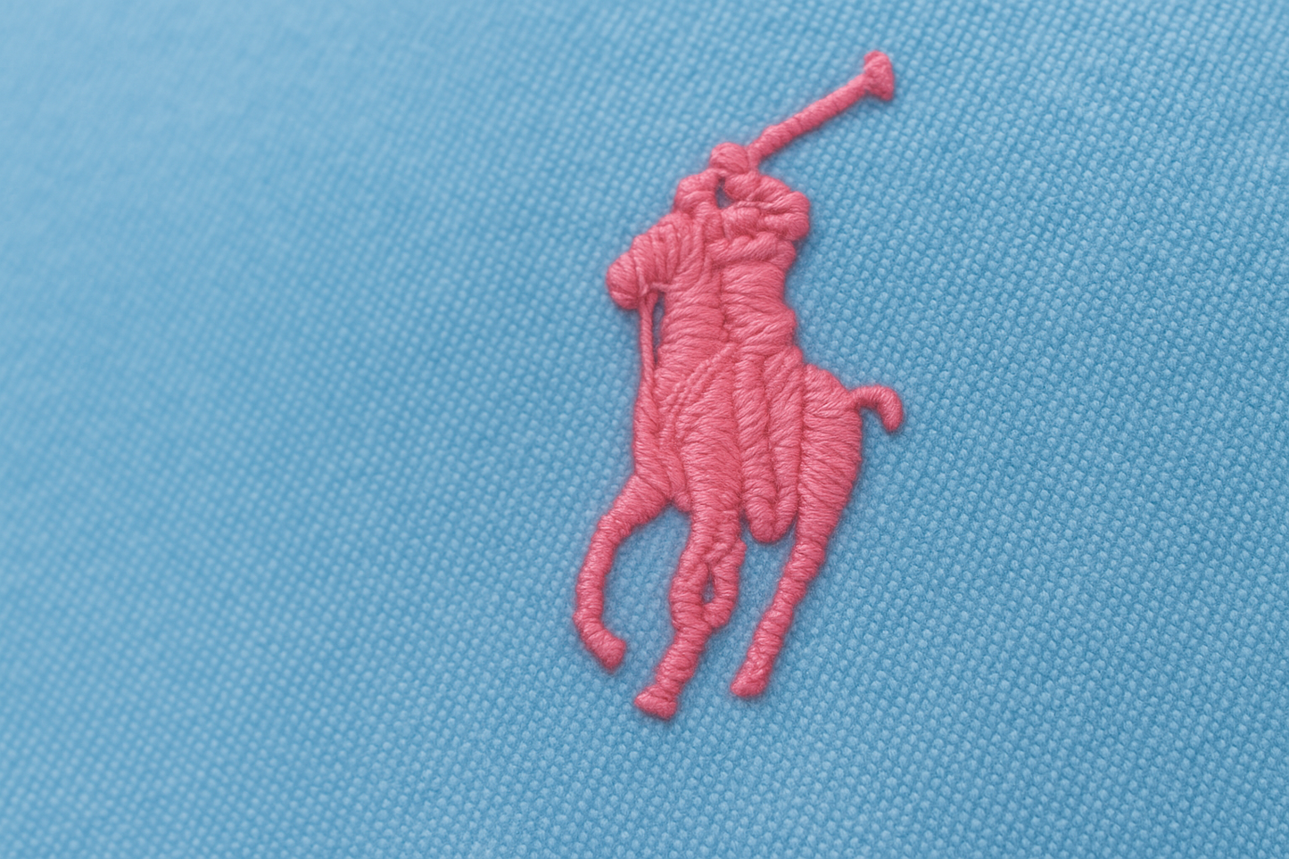 Detalle del logo sobre algodón ligero