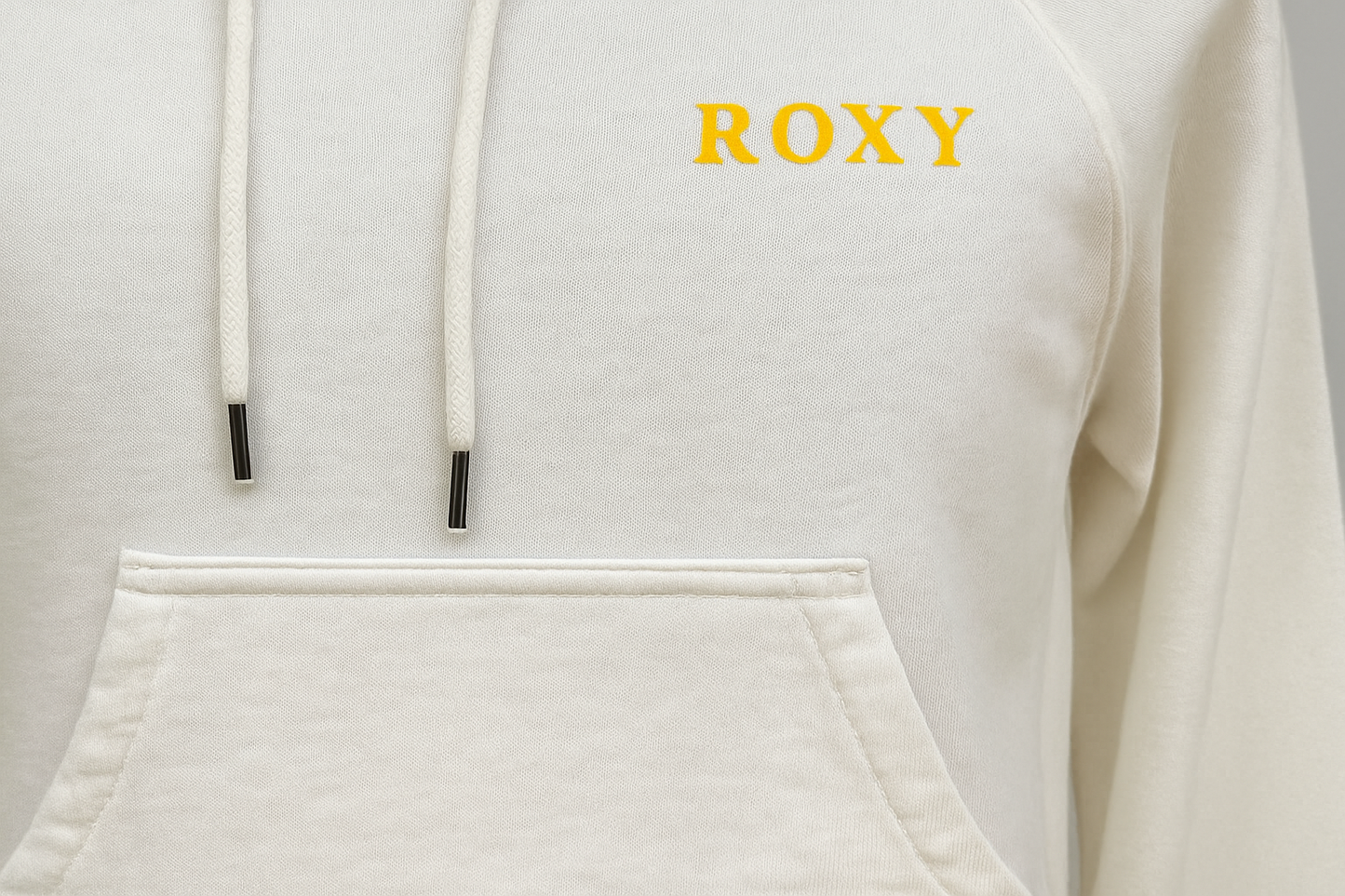 Detalle del logo y bolsillo