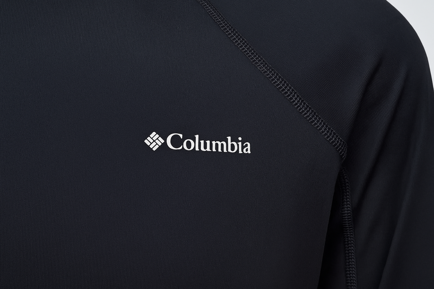 Detalle del logo y construcción raglan