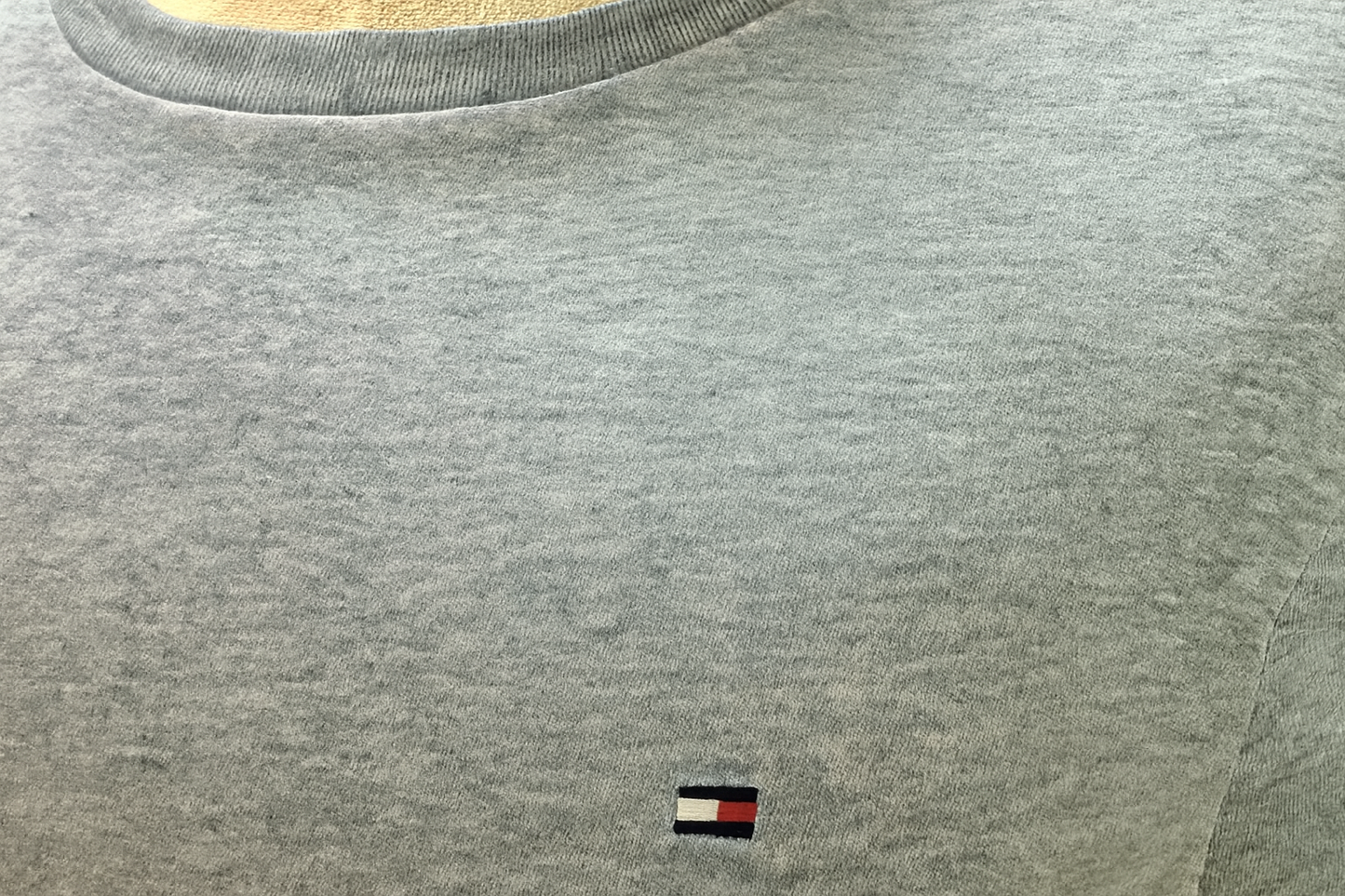Detalle del logo y textura heather