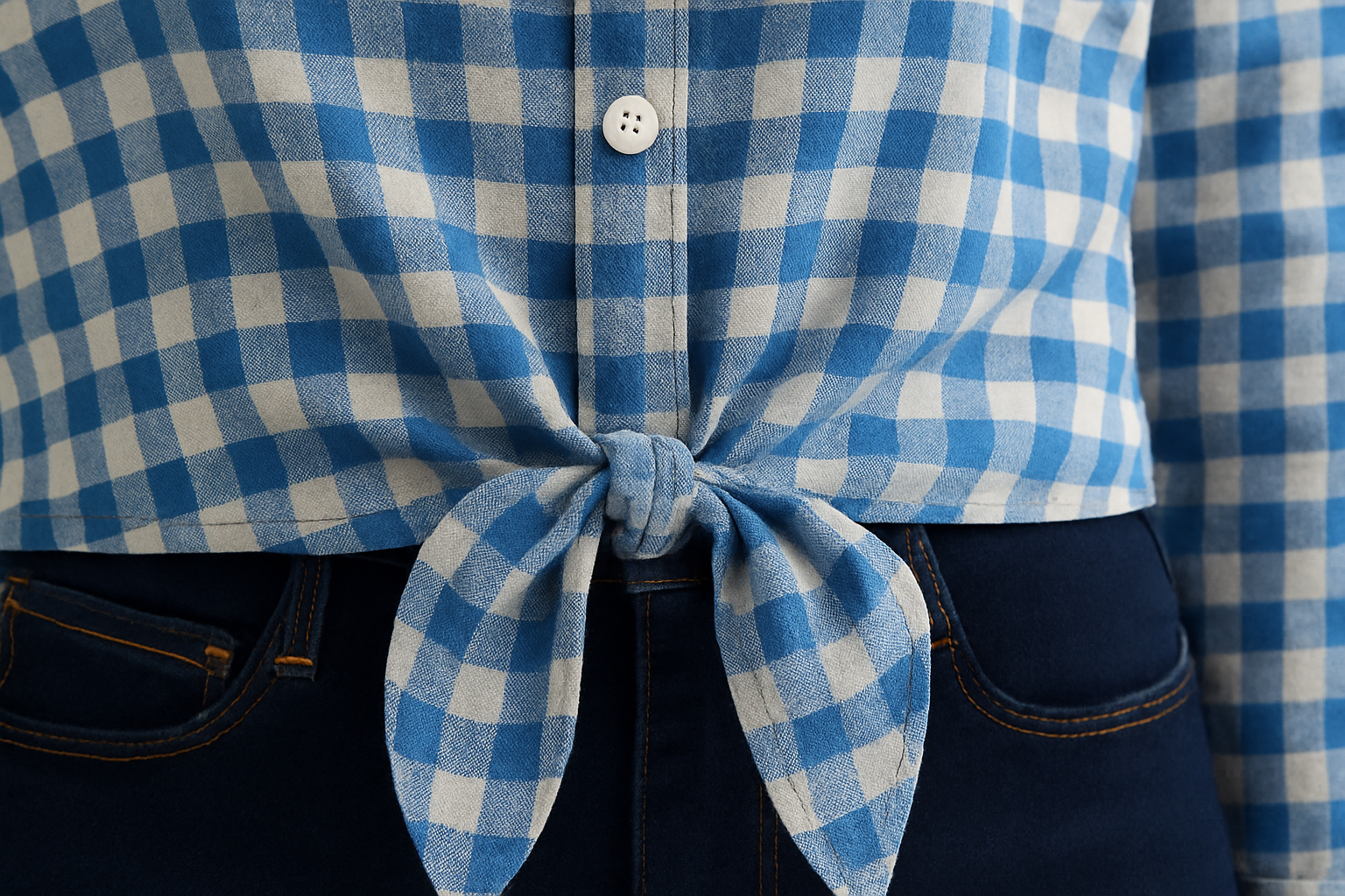 Detalle del nudo frontal hecho con las tiras