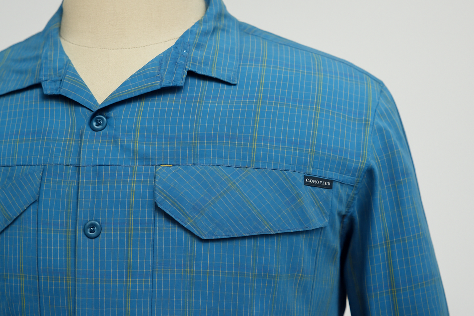 Detalle del patrón de cuadros y logo