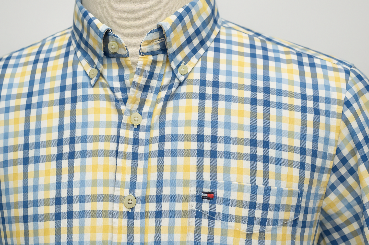 Detalle del patrón de cuadros y logo