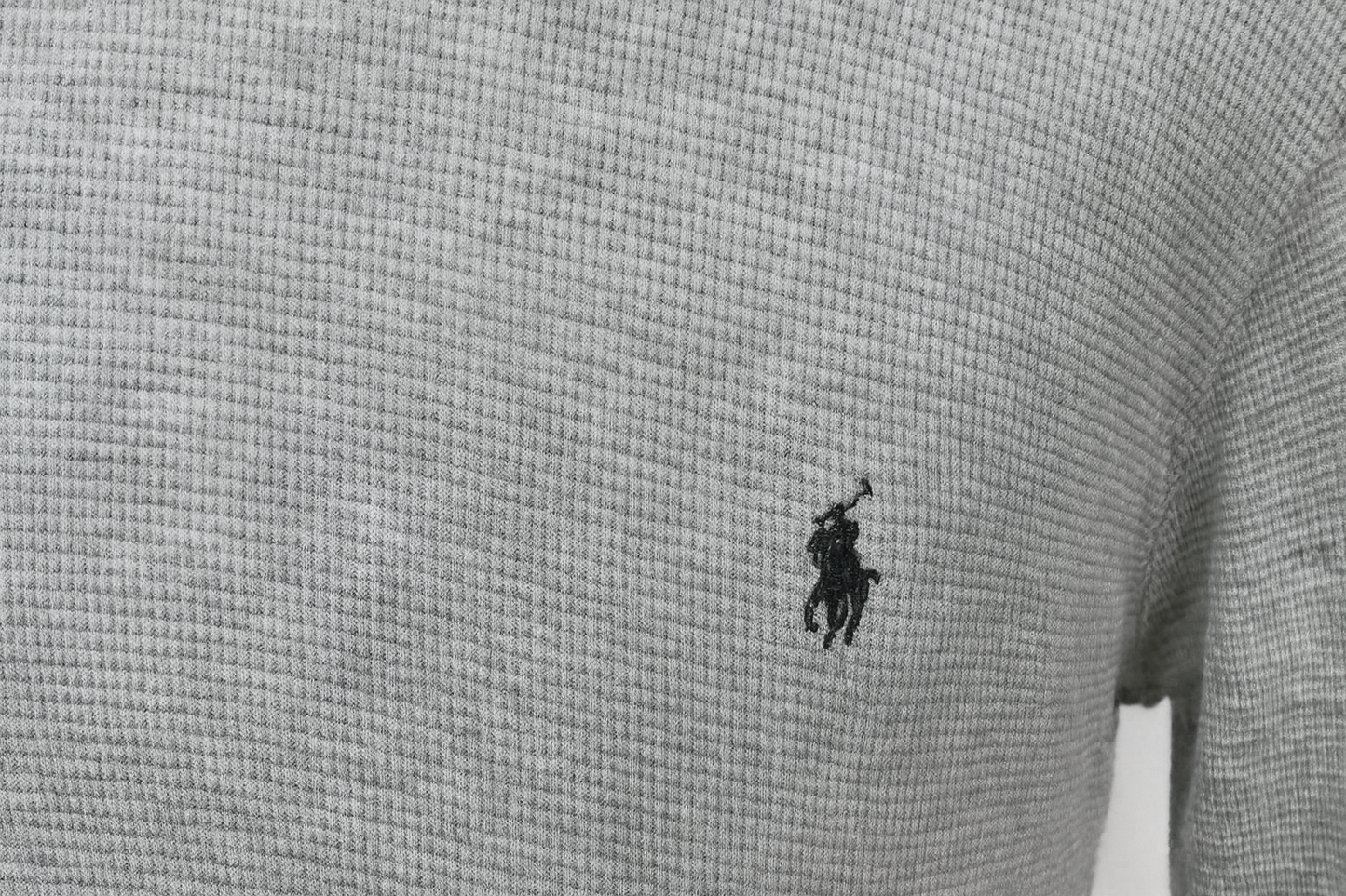 Detalle del patrón waffle y logo