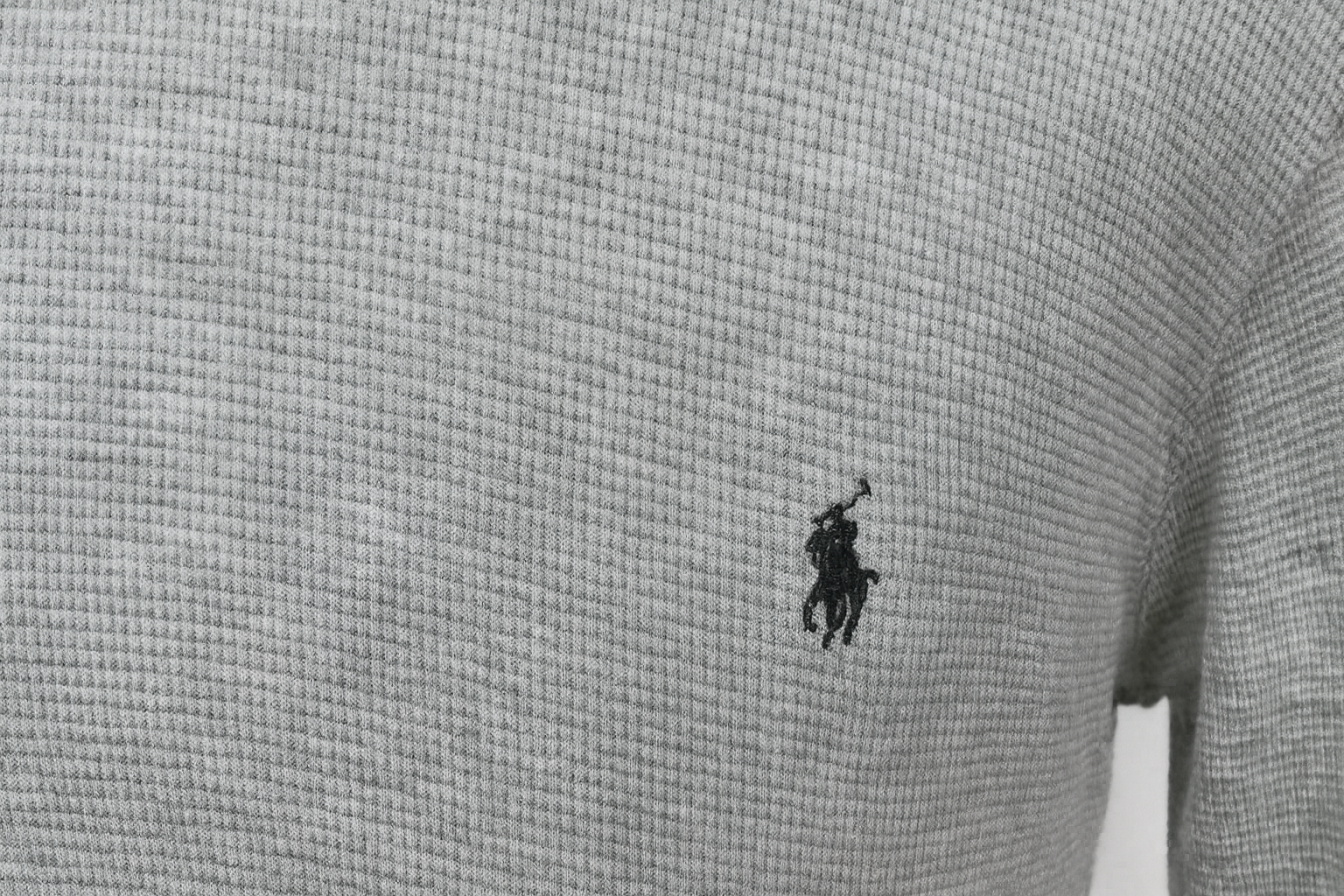 Detalle del patrón waffle y logo