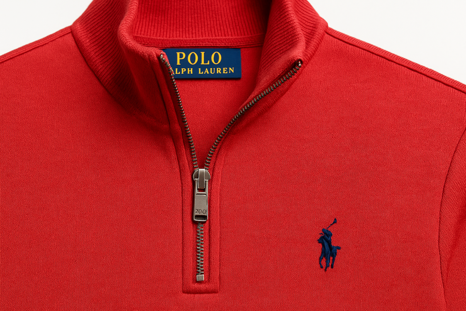 Detalle del zipper y logo pequeño