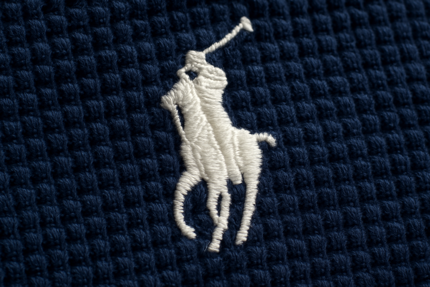 Detalle logo blanco sobre waffle navy