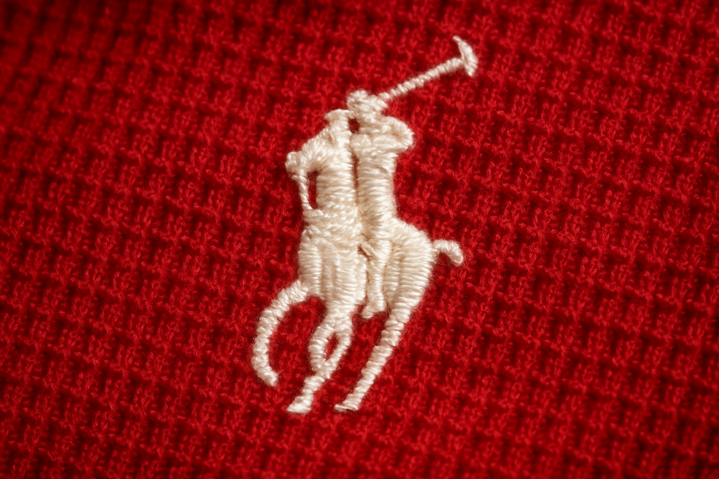 Detalle logo blanco sobre waffle rojo