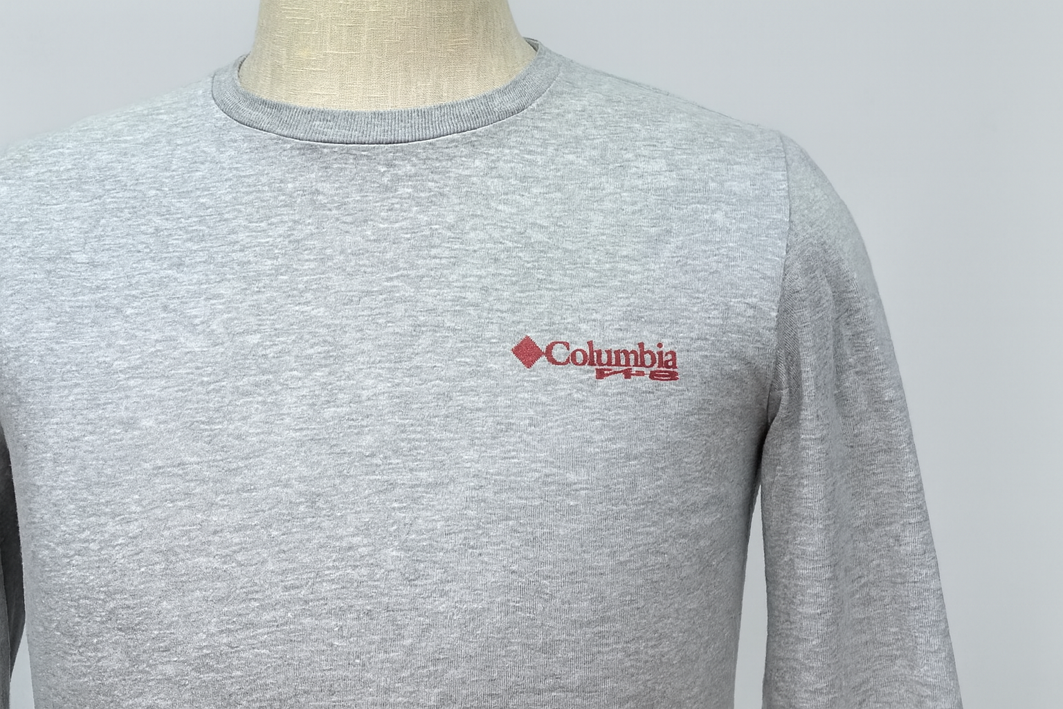 Detalle logo Columbia pesca nueva