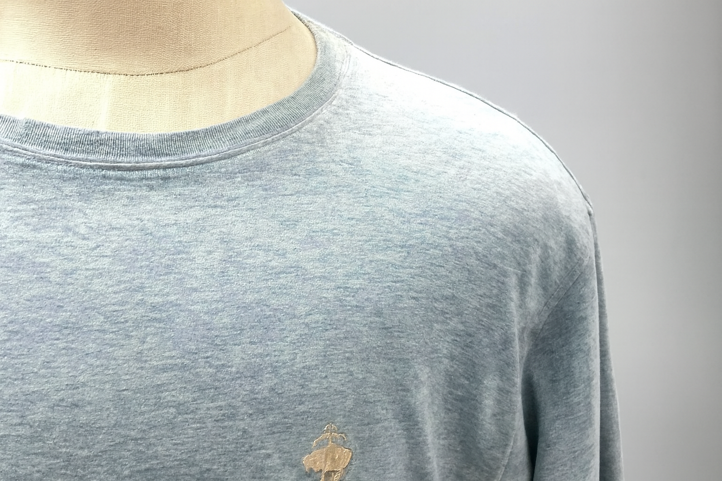 Detalle logo dorado Brooks Brothers