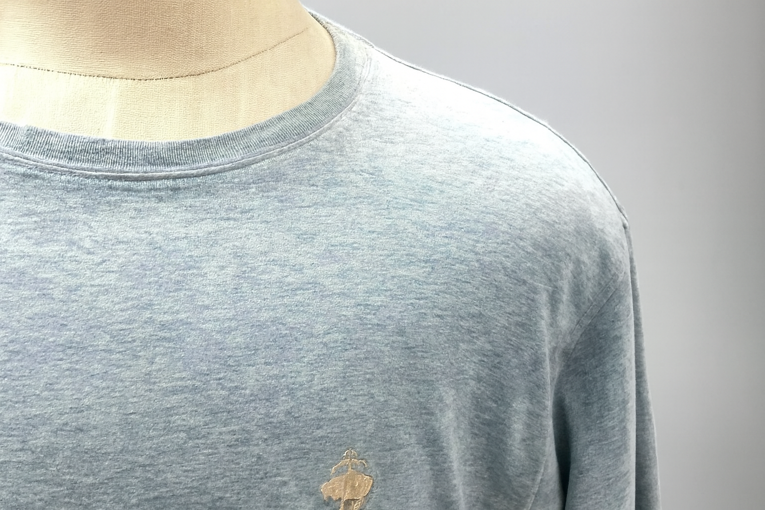 Detalle logo dorado Brooks Brothers