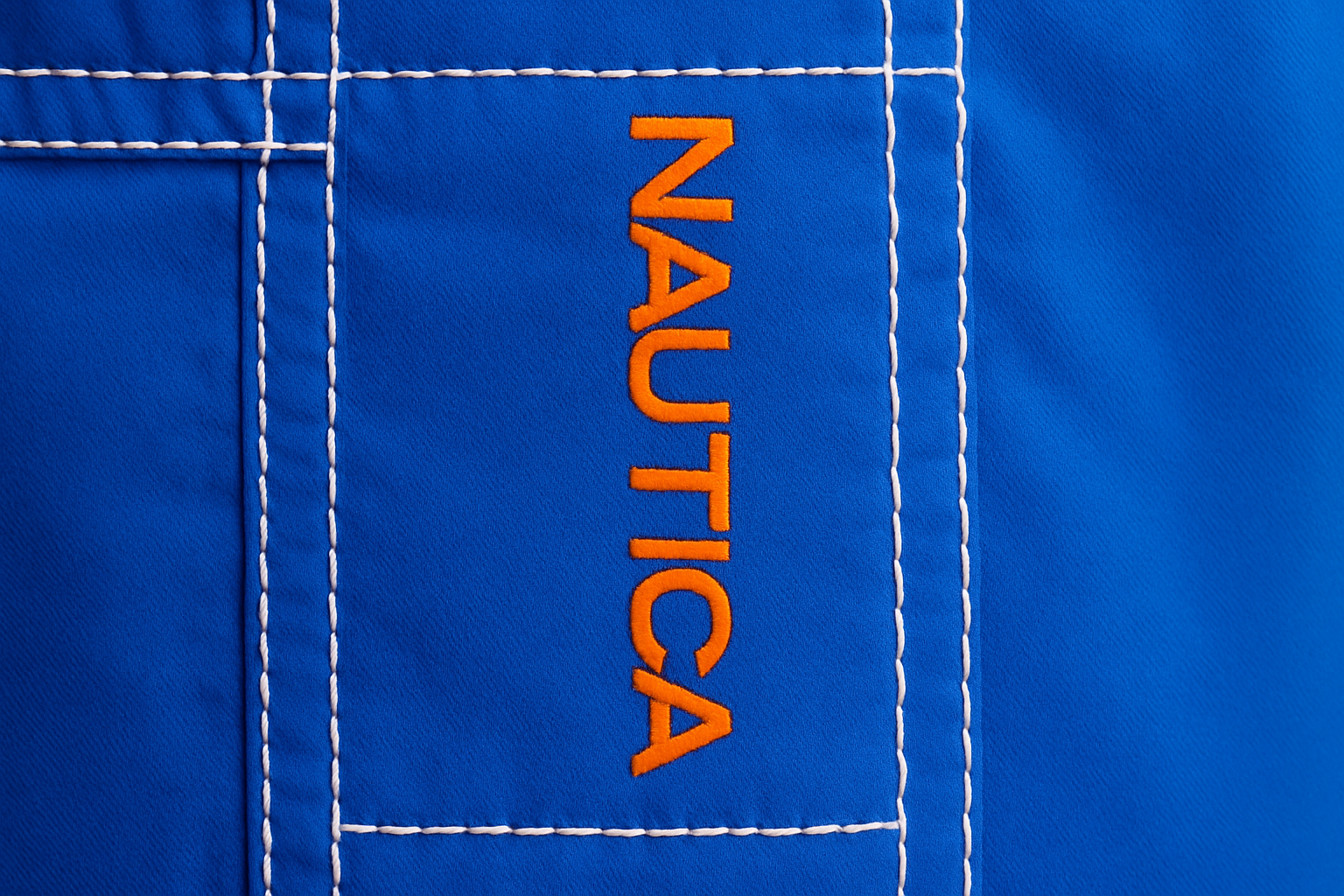 Detalle logo Nautica pequeño vertical