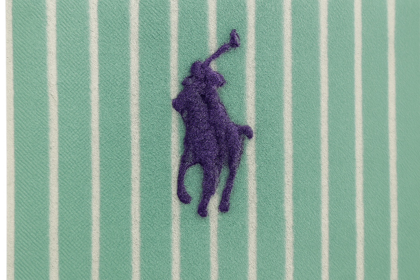 Detalle logo sobre rayas finas predominio verde