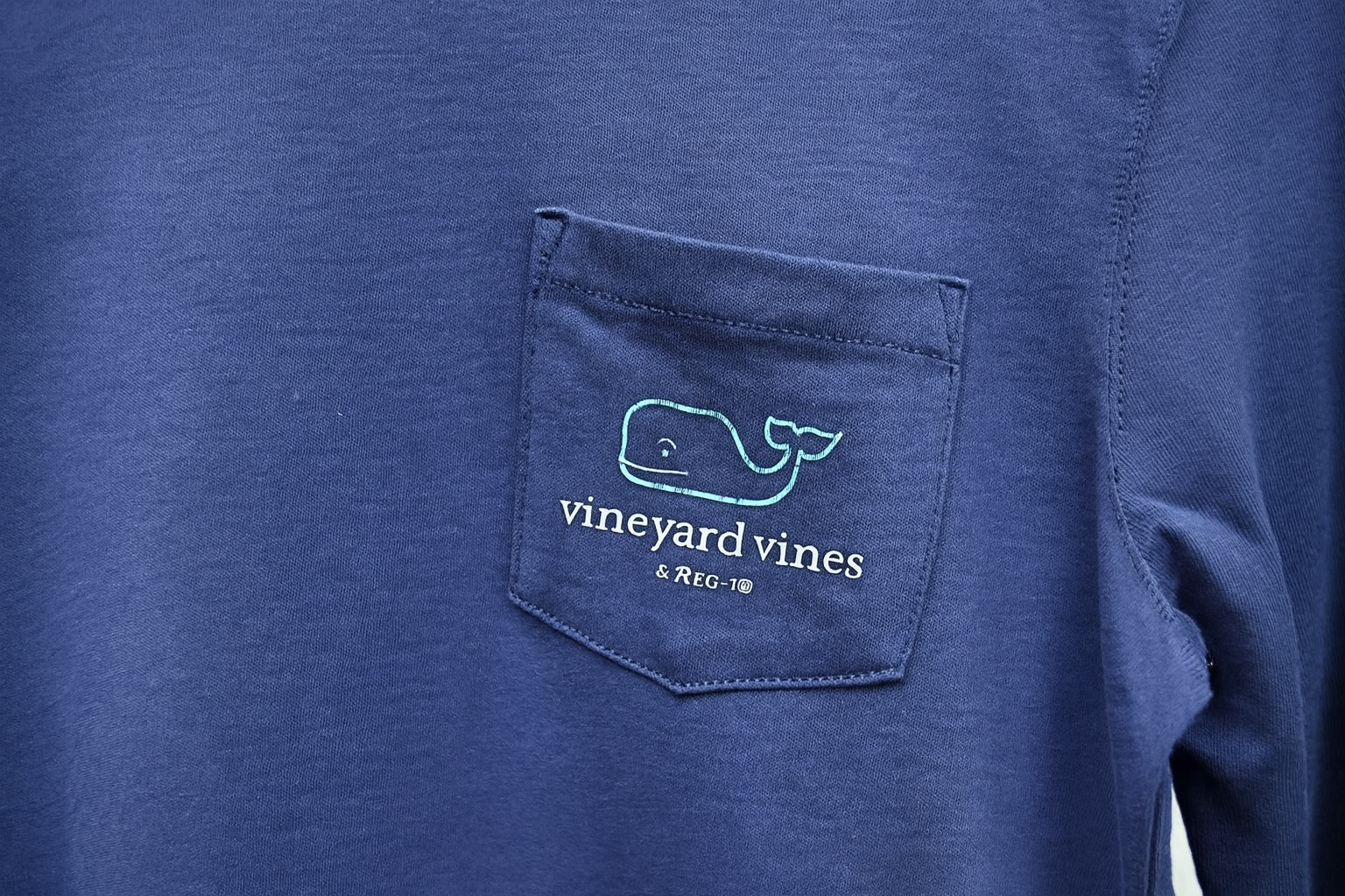 Detalle logo y bolsillo azul