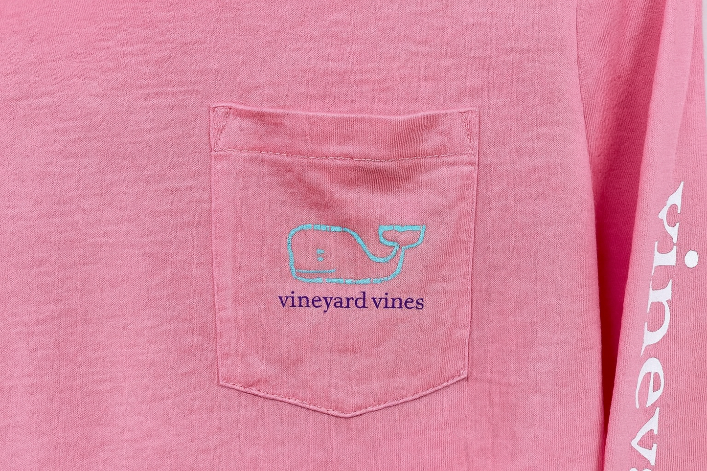 Detalle logo y bolsillo celeste