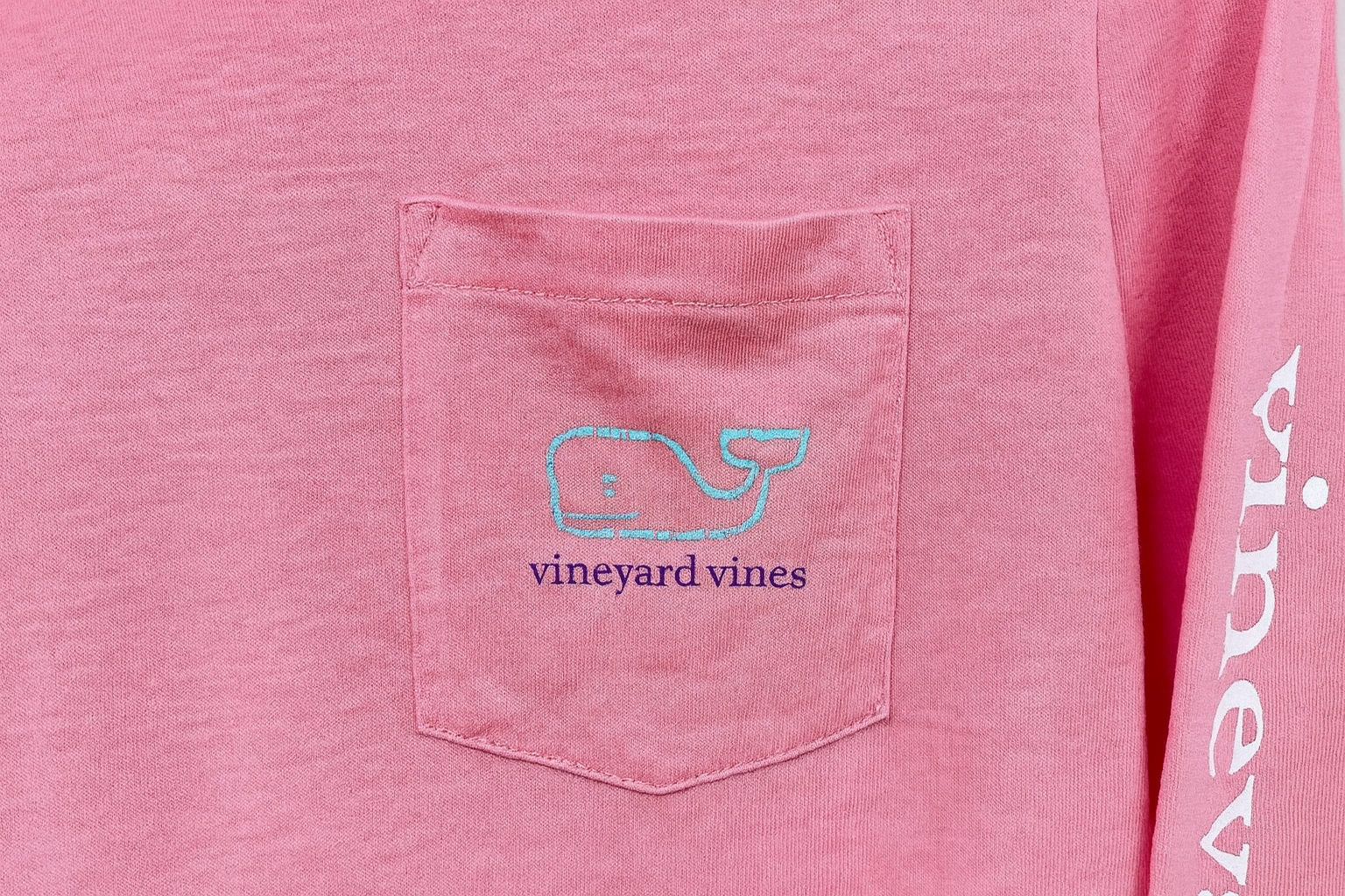 Detalle logo y bolsillo celeste