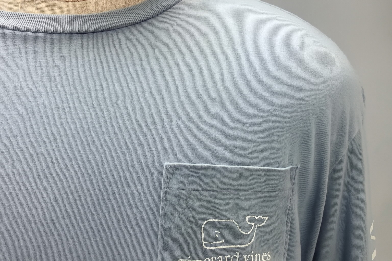 Detalle logo y bolsillo gris