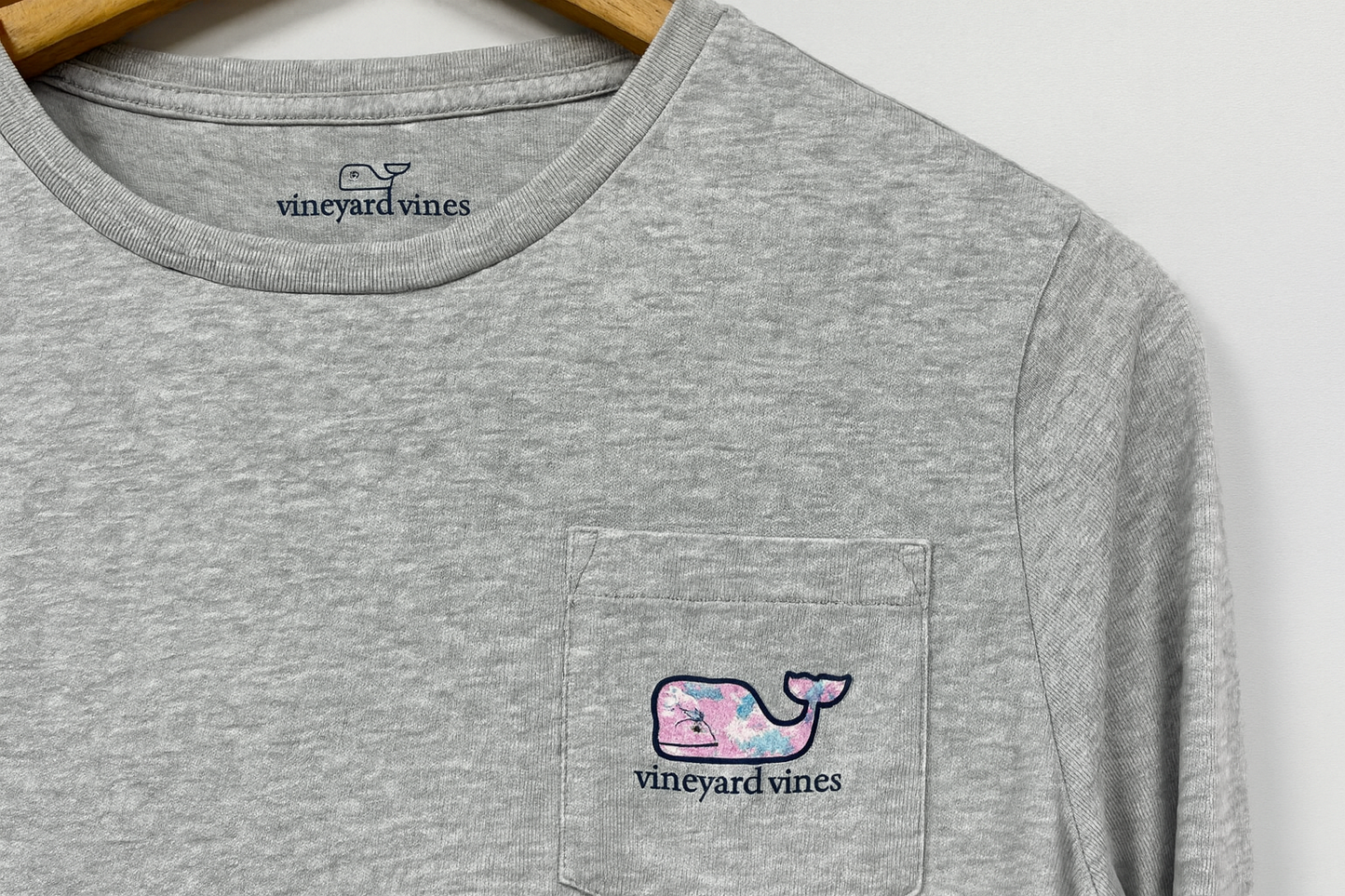 Detalle logo y bolsillo rosado