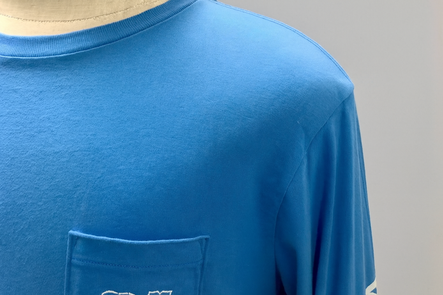 Detalle logo y bolsillo