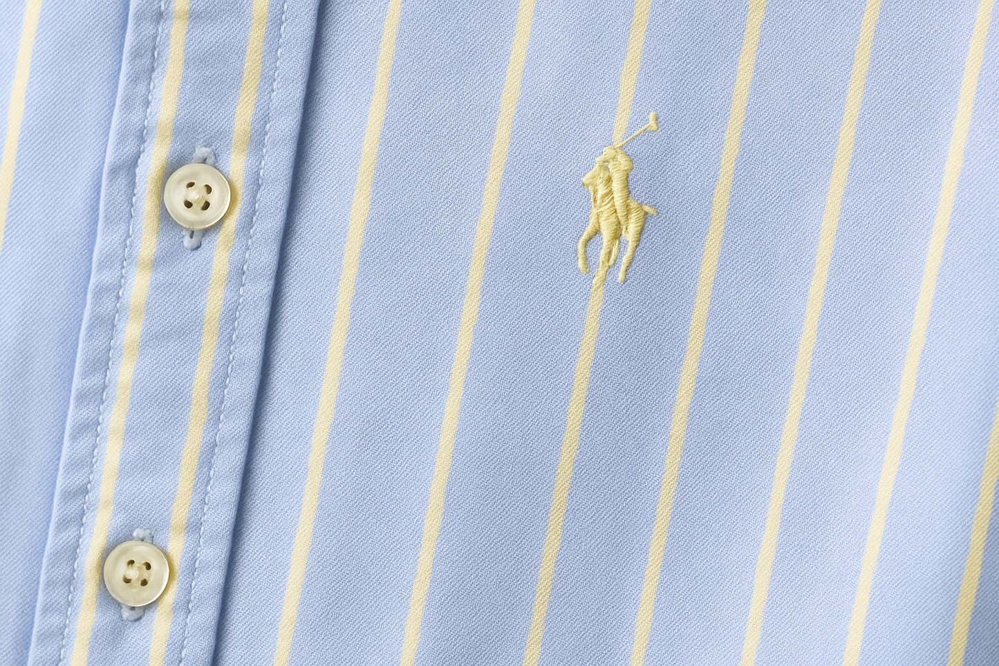 Detalle rayas y logo amarillo claro