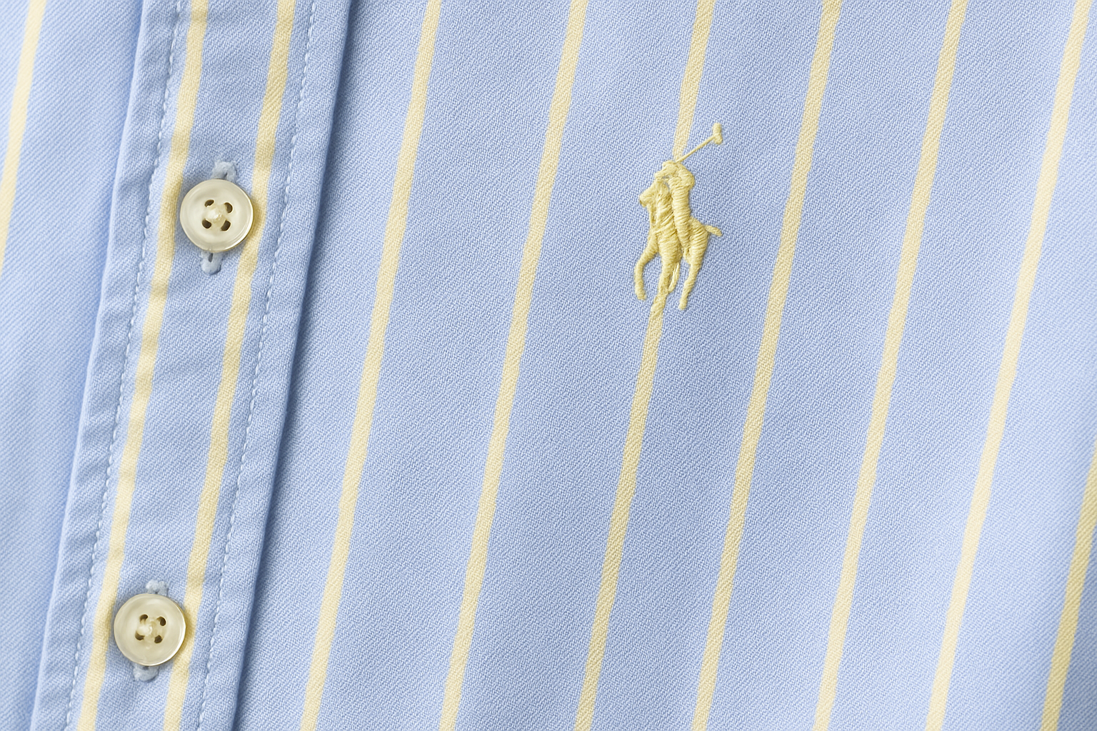 Detalle rayas y logo amarillo claro