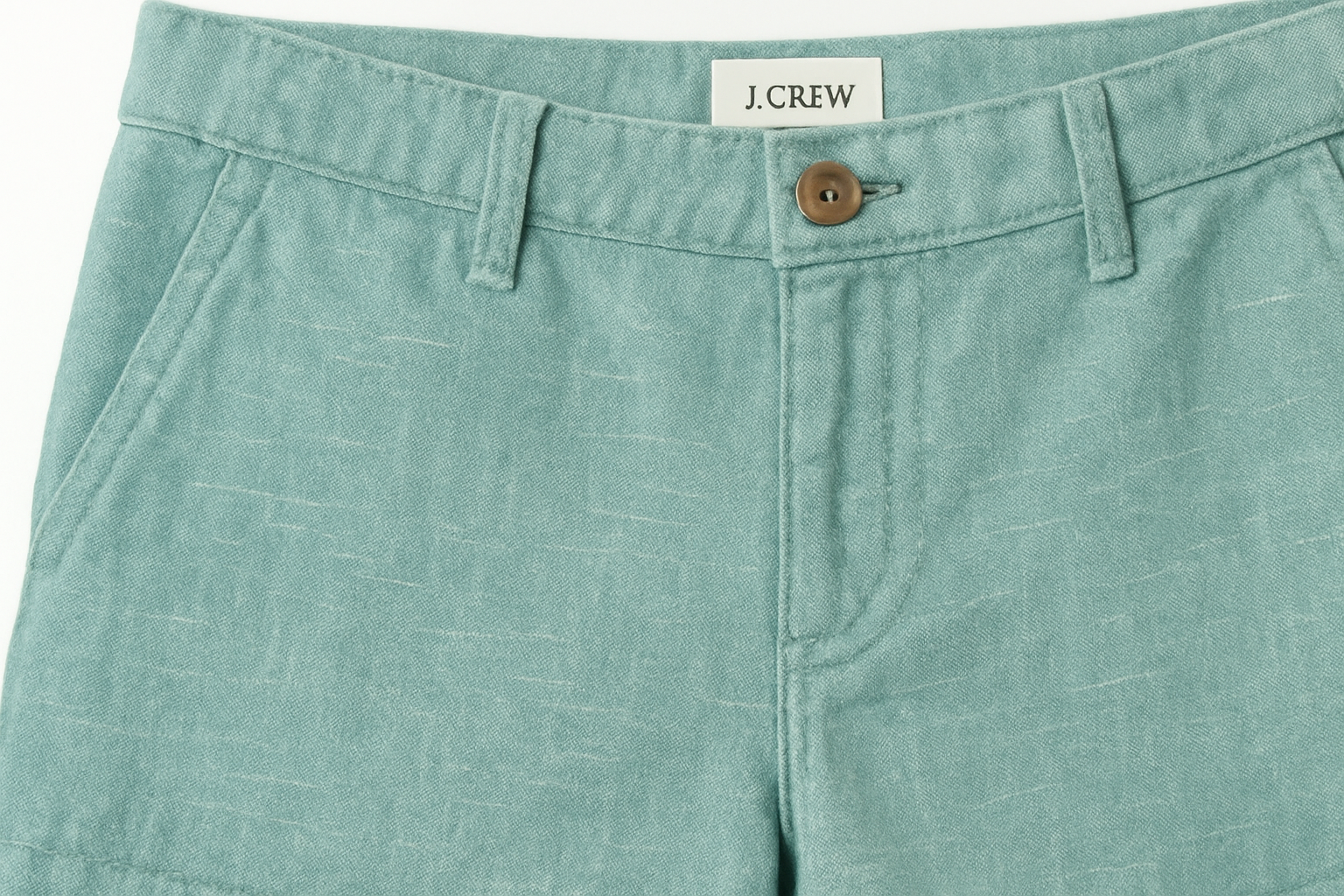 Detalle textura lino y botón chocolate