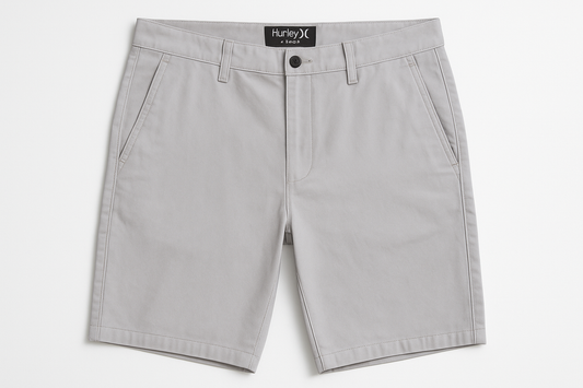 Flat lay gris muy claro con botón negro